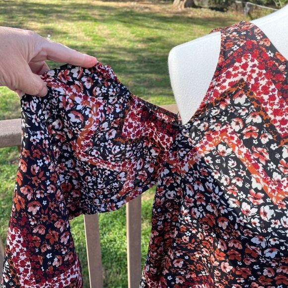 Lily White top with peak-a-boo shoulders - Picture 2 of 4